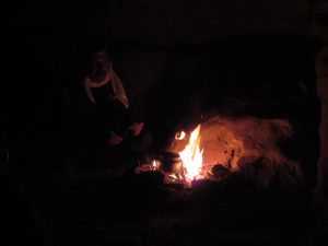 Vuurtje stoken in de woestijn