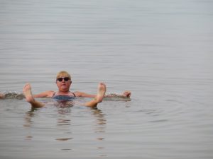 Gepke drijft in de Dode Zee van Jordanië